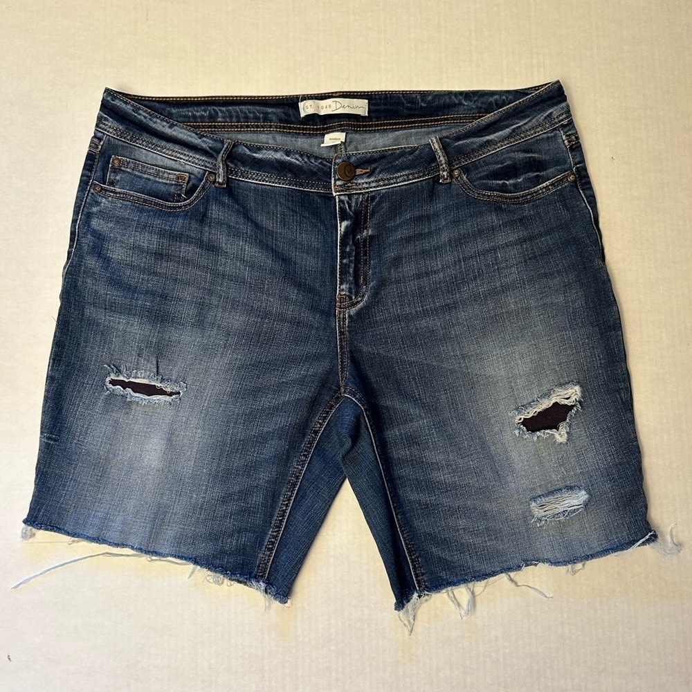 Denim modern fit jean shorts distressed frayed by EST 1946 Sz-16 Plus. N17